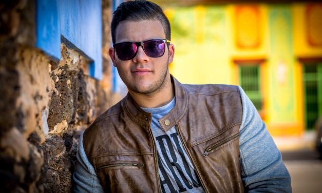 »Alguien» le mueve el piso a Víctor Carruyo (+Video Lyric)