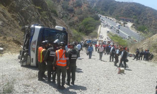 Mira el Impactante video del volcamiento del bus del club argentino Huracán en Caracas