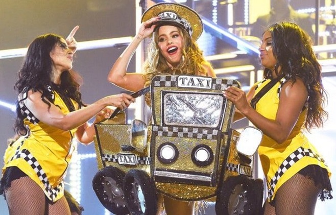 Sofía Vergara bailó ‘El Taxi’ en el cierre de los Grammy (+Video)
