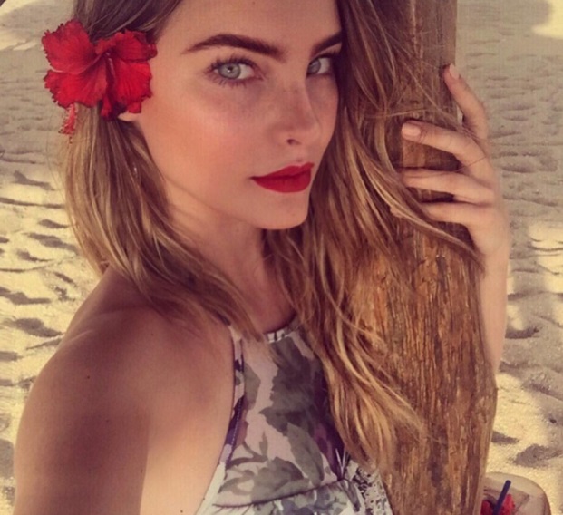 Belinda se defiende por supuestamente incomodar al Papa