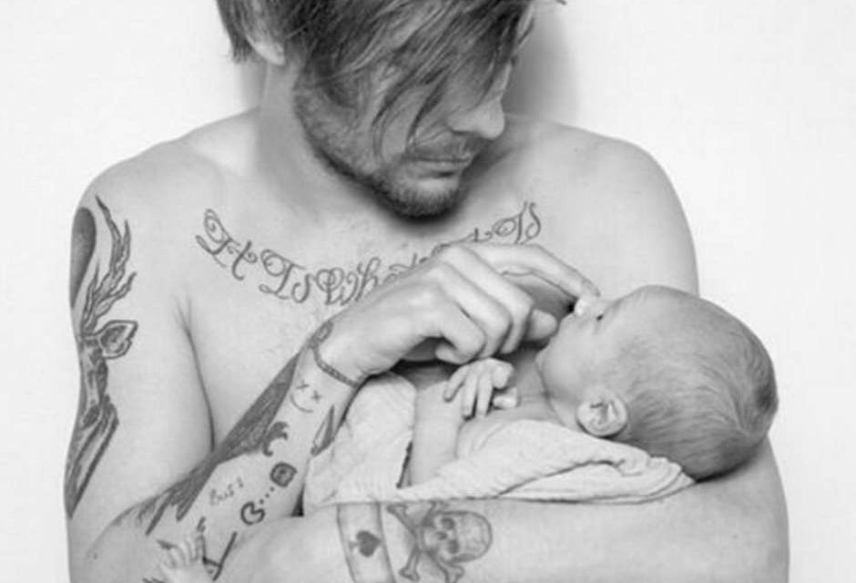 Louis Tomlinson, de One Direction, presume de su bebé (+Foto)