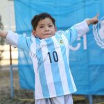 Messi cumple el sueño del niño de la bolsa de plástico