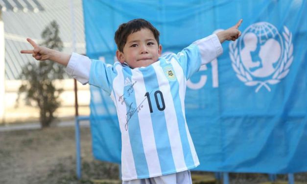 Messi cumple el sueño del niño de la bolsa de plástico