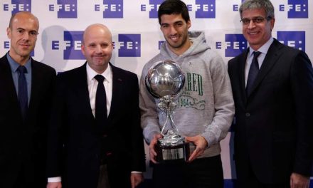 El uruguayo Luis Suárez recibe el Trofeo EFE al mejor jugador del 2015
