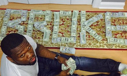 50 Cent en problemas por presumir en redes sociales con dinero falso