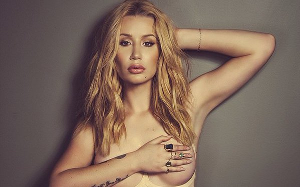 Iggy Azalea se va a casar y lo ‘celebra’ posando en topless para Schön! Magazine (+Fotos)