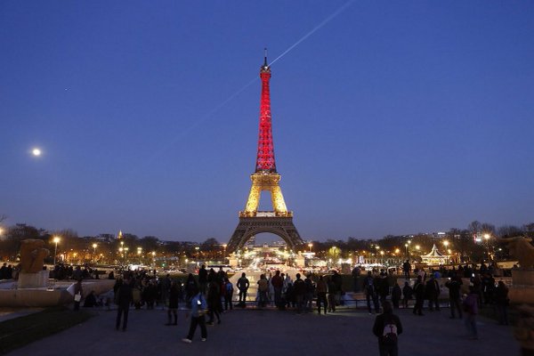 La Torre Eiffel se iluminó con los colores de Bélgica en apoyo a víctimas del atentado terrorista