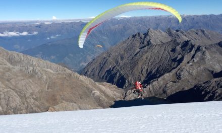 Joanna Di Grigoli y Marcus Tobía alzaron vuelo en Paraapente desde el Glaciar Humboldt