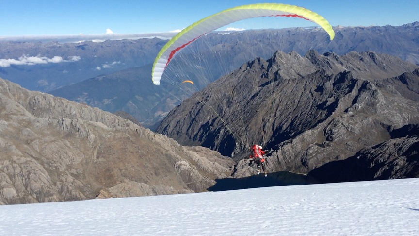 Joanna Di Grigoli y Marcus Tobía alzaron vuelo en Paraapente desde el Glaciar Humboldt