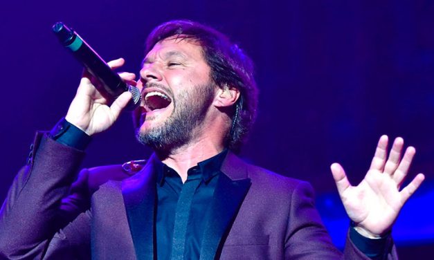 DIEGO TORRES OFRECE EMOTIVA PRESENTACIÓN EN EL CONCIERTO BENÉFICO DE PHIL COLLINS