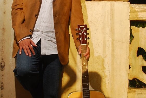 Manuel Zabala sonando en todas las emisoras con su bachata »Sinfonía de besos»