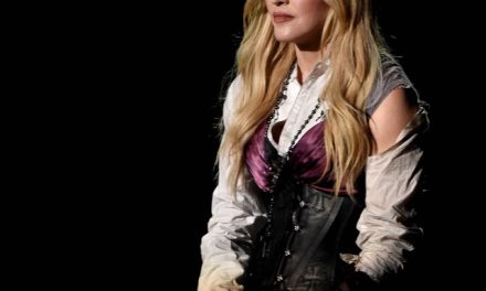 Nuevo escándalo: Madonna mostró un seno una fan menor de edad (+Video)