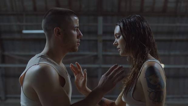Nick Jonas estrena video ‘Close’ y recibe criticas por su parecido con video de Sia (+Video)