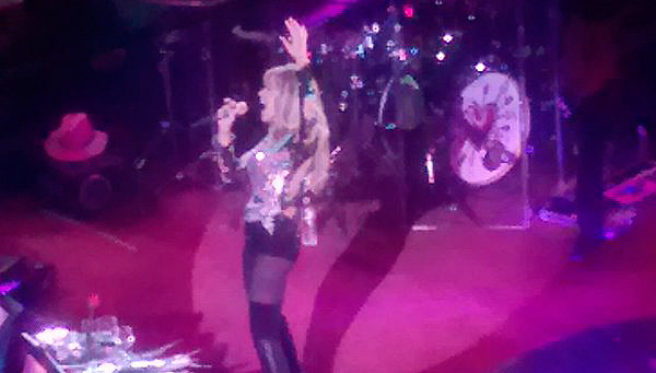 Gloria Trevi se cayó en concierto (+Video)