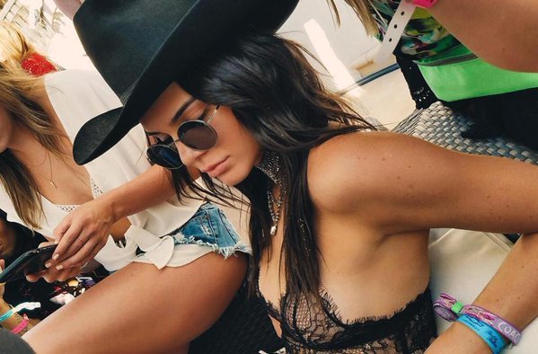 Kylie Jenner expone zona íntima de Kendall en Coachella (+Fotos)