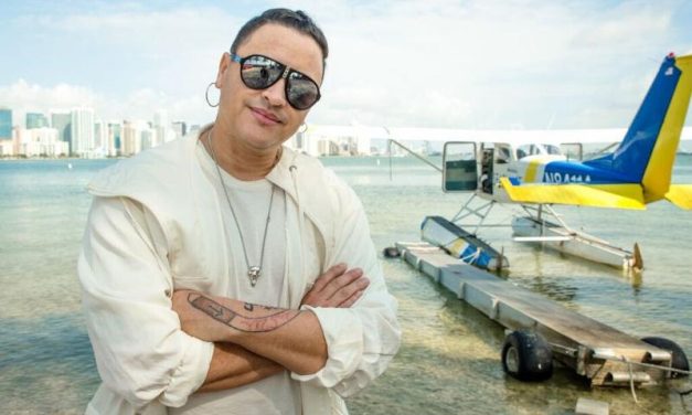 Elvis Crespo feat. Grupo Manía #1 en el Top Tropical Chart de Billboard con »Escápate»