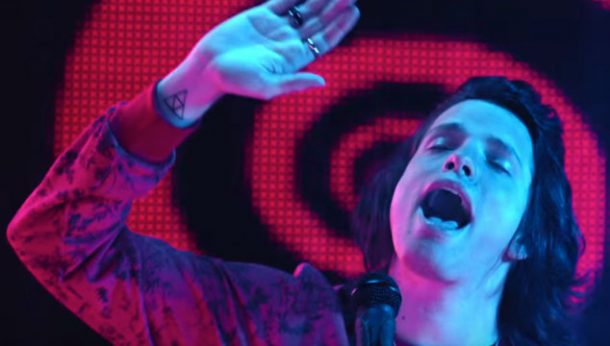 Lasso escribe una historia »Diferente» (+Video)