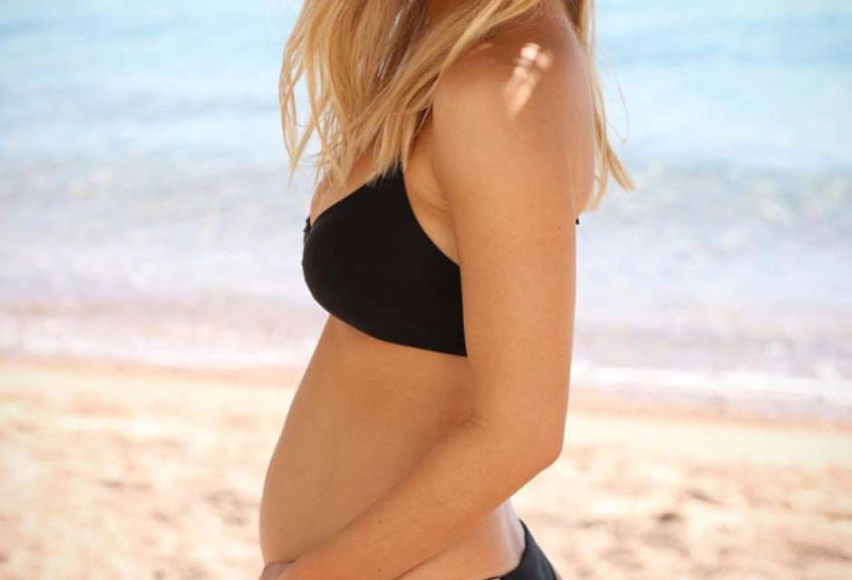 Bar Refaeli presume de su embarazo posando en bikini (+Foto)