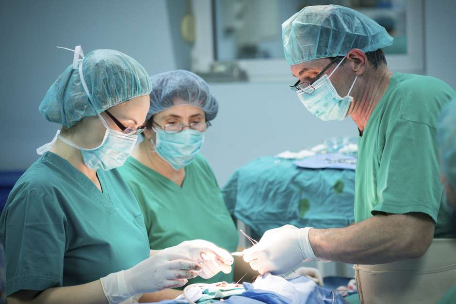 #Enterate: ¿Por qué los médicos usan ropa azul o verde cuando operan?