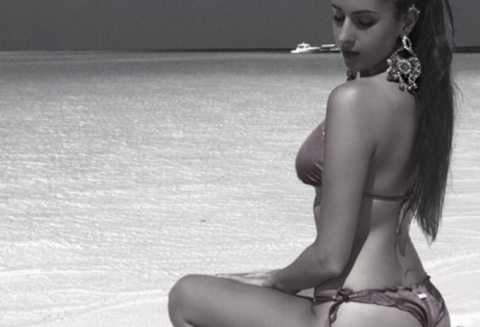 La Sexy basquetbolista Valentina Vignali, pierde su bikini en la playa (+Video)