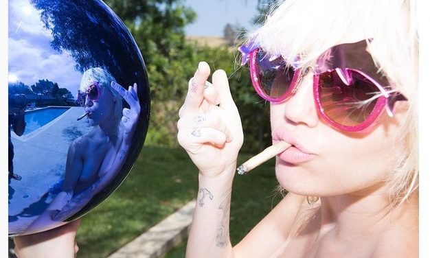 Miley Cyrus le gana la partida a Instagram con las fotos en topless (+Foto)