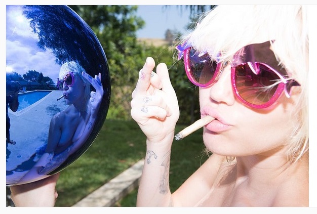 Miley Cyrus le gana la partida a Instagram con las fotos en topless (+Foto)