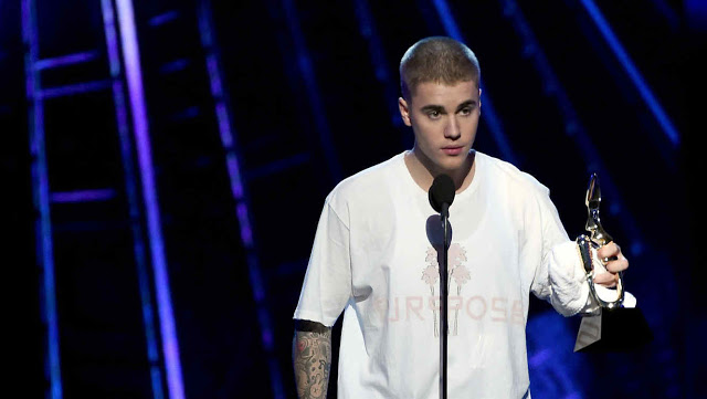 Justin Bieber se queja de la falsedad y la falta de autenticidad en los Billboard