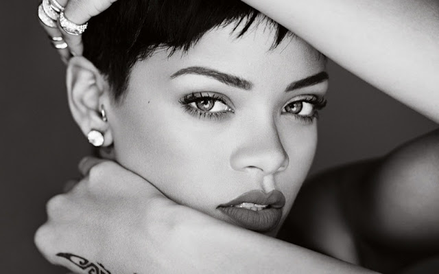 Rihanna lanza un programa de becas para estudiantes de bajos recursos.