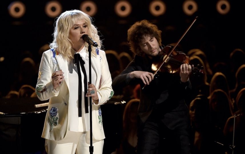 Kesha conmovió al público de los Billboard 2016 con tributo a Bob Dylan