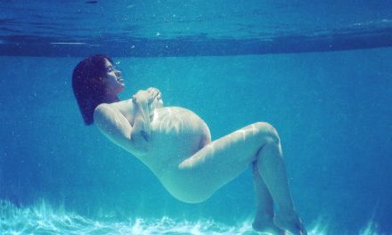 Alanis Morissette‬ se desnuda para presumir ‪embarazo (+Foto)