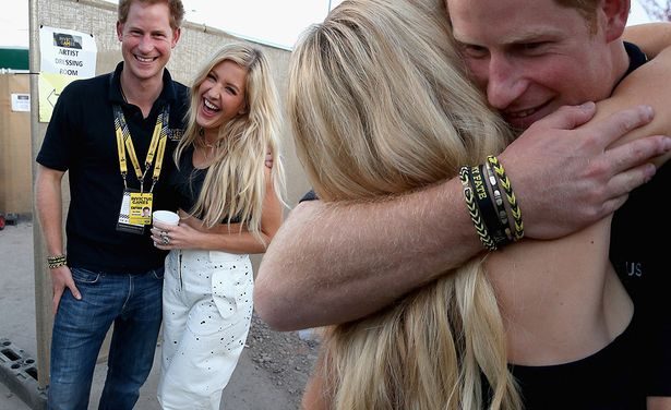 El príncipe Harry estaría saliendo con Ellie Goulding, fueron sorprendidos besándose.