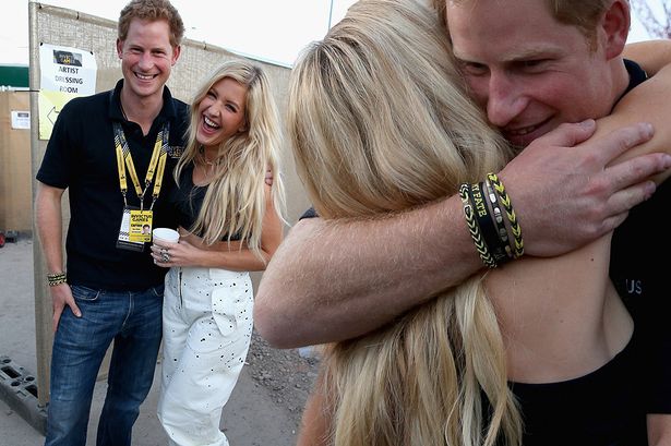 El príncipe Harry estaría saliendo con Ellie Goulding, fueron sorprendidos besándose.