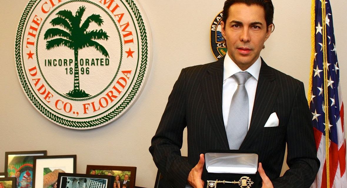 Nicolás Felizola recibe las llaves de Miami