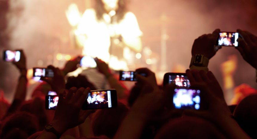 Apple propone bloquear las cámaras de sus dispositivos en los conciertos
