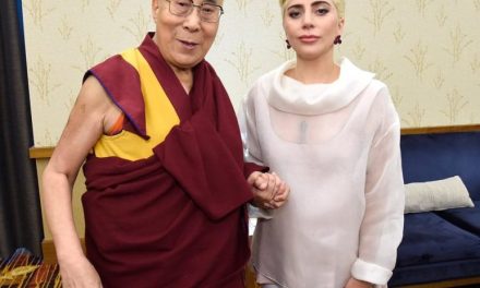 Gobierno Chino prohibe la música de Lady Gaga por fotografiarse con Dalai Lama
