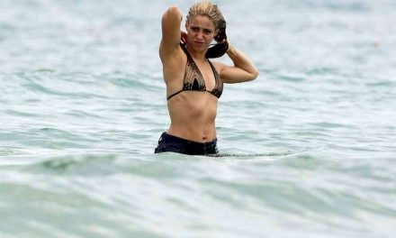 Capturan las curvas de Shakira en bikini (+Fotos)
