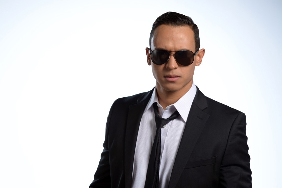 Ángel Laez le dice a las latinas »Mira Mujer»