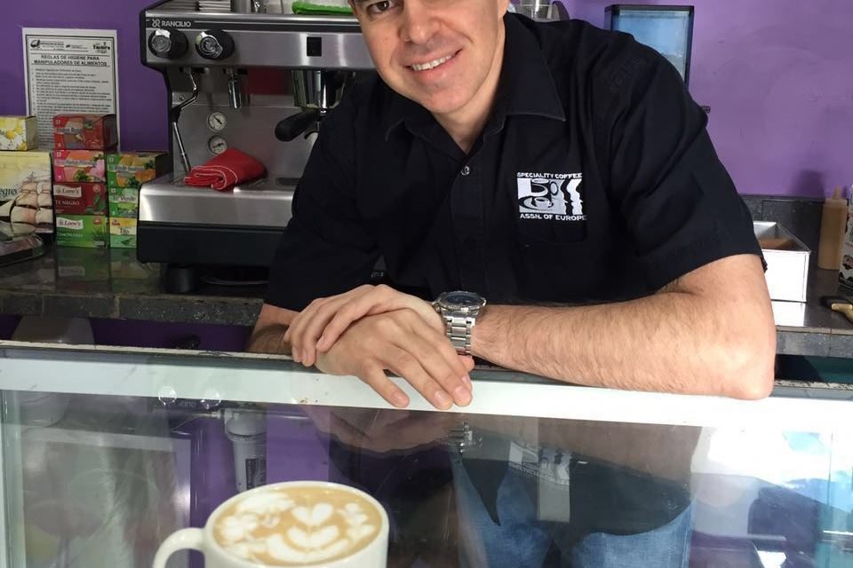 Barista venezolano, una pasión por el café y la atención al cliente
