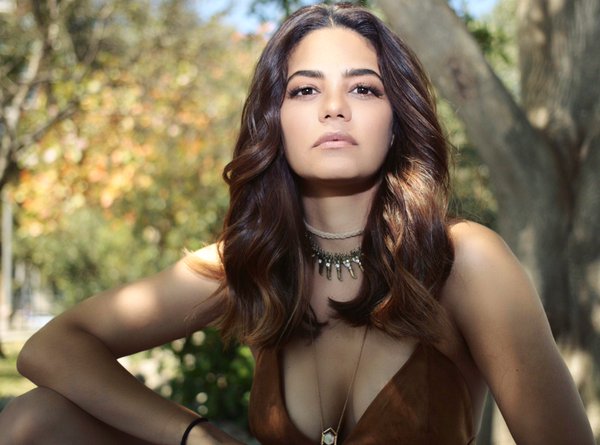 La actriz Alina Robert se desprende de su pasado de »reina»