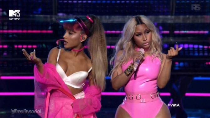 Ariana Grande y Nicki Minaj derrocharon sensualidad en el escenario de los VMAs 2016 (+Video)