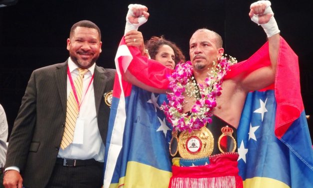 Nehomar Cermeño retiene título supergallo en China