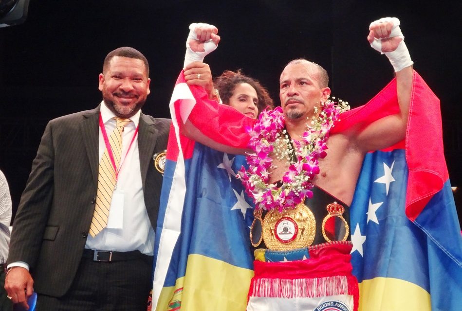 Nehomar Cermeño retiene título supergallo en China