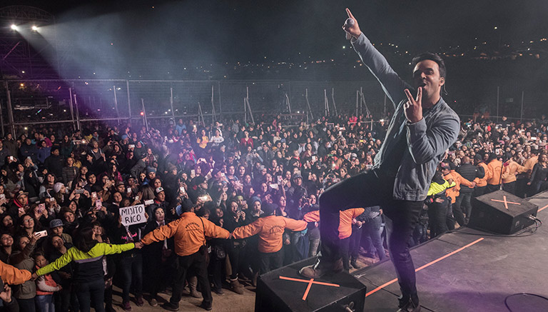 ¡150 mil personas celebran junto a Luis Fonsi el cierre de Somos Uno Tour en Chile! (+Fotos)