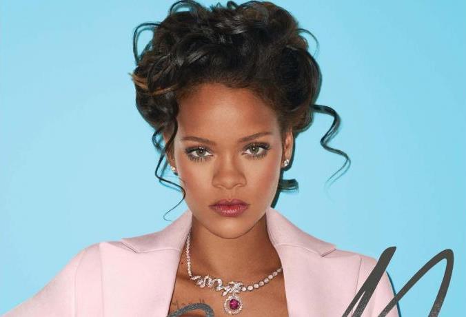 Rihanna se convirtió en María Antonieta… Con media teta al aire (+Fotos)