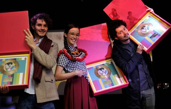 SONY MUSIC COLOMBIA ENTREGA DISCO DE ORO A MONSIEUR PERINÉ POR SUS MÚLTIPLES VENTAS DE »CAJA DE MÚSICA»