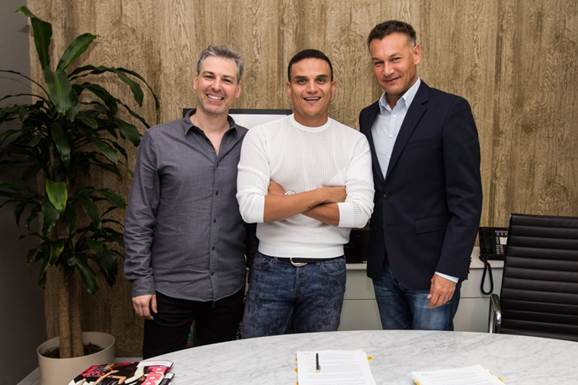 SILVESTRE DANGOND FIRMA CON SONY MUSIC LATIN Y SE INTERNACIONALIZA CON »YA NO ME DUELE MÁS»