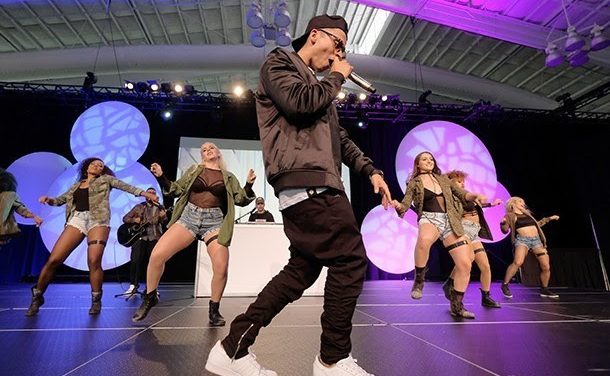 REYKON DOMINA EL ESCENARIO DEL FESTIVAL DE PEOPLE EN ESPAÑOL EN LA CIUDAD DE NUEVA YORK