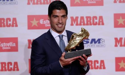 Luis Suárez recibió el premio al máximo goleador de la temporada 2015/2016