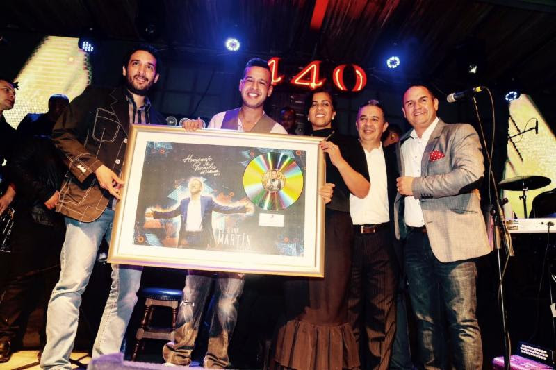 SONY MUSIC COLOMBIA ENTREGÓ EN BOGOTÁ EL DISCO DE PLATINO A EL GRAN MARTÍN ELÍAS