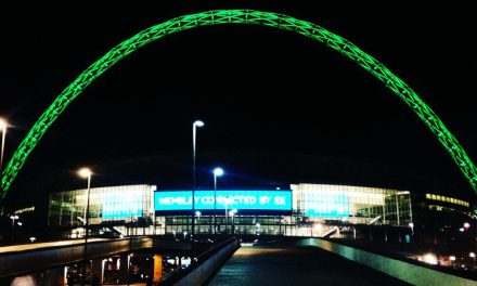 Wembley ilumina de verde su arco en homenaje al Chapecoense
